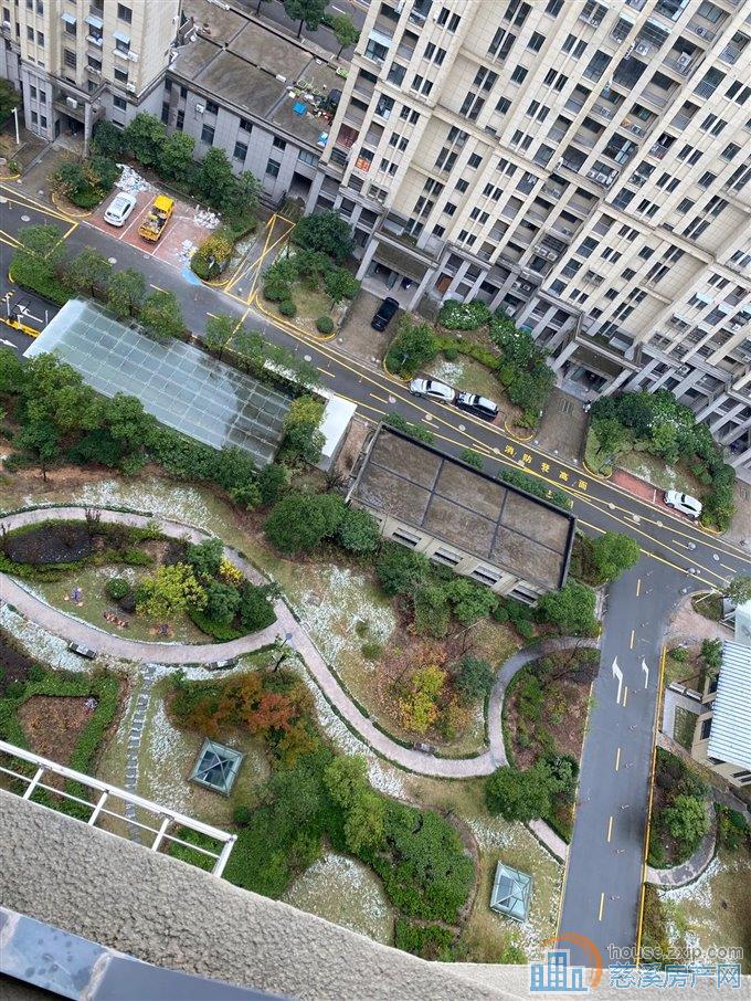 鸣北小区   车位杂物间 独梯独户