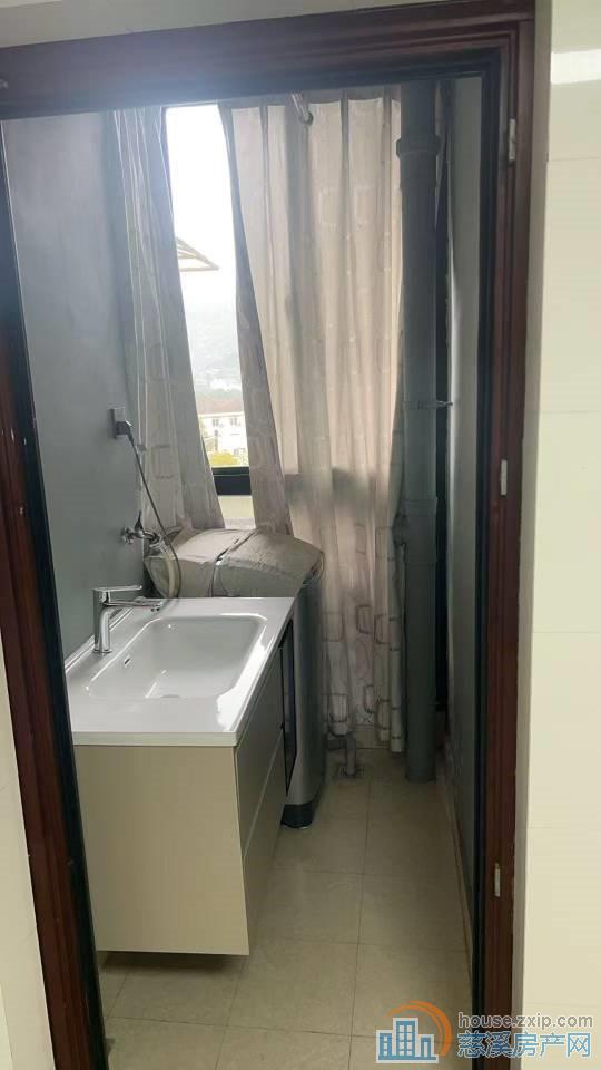 和润公寓全新装修1700元