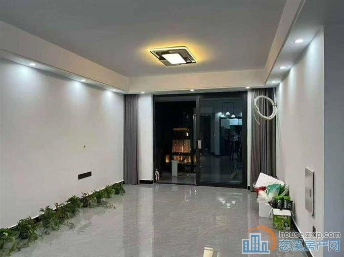 江滨江岸臻园高楼层143平精装168万