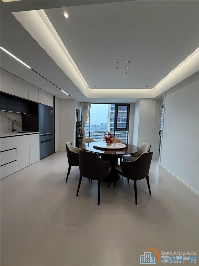 水映天成精装修未入住161平 372万