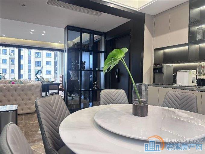 佳洲锦苑143平方精装中间楼层190万