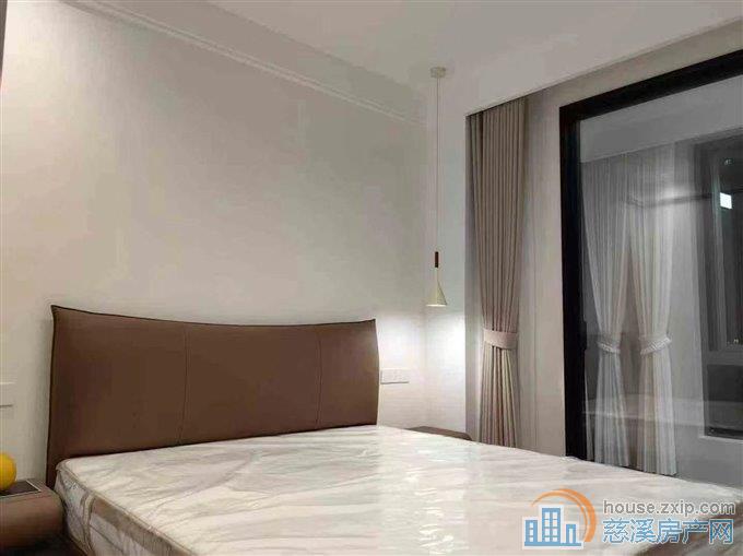 云逸里豪华精装修3室2厅1书房