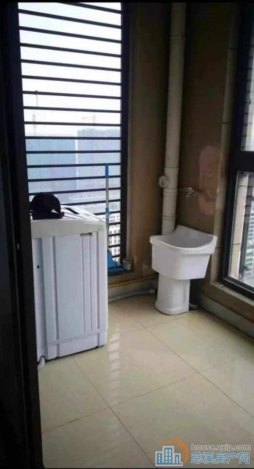 保利 三室 简装 2100元包物业