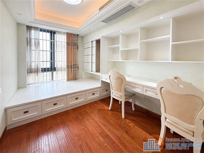 界牌新村138平145万送车位精装修