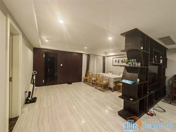 白金湾144平朝南2间半精装145万