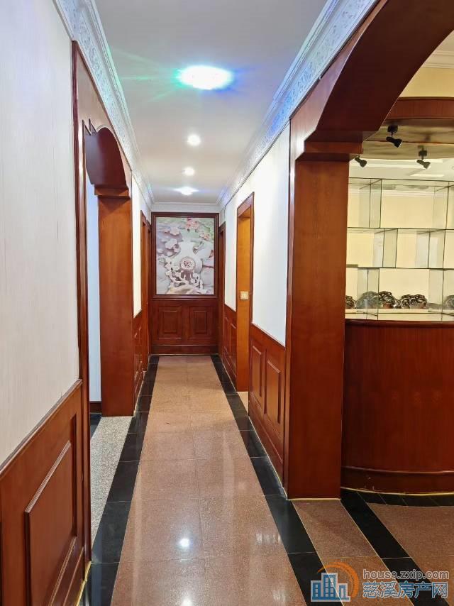 吉祥新村三区4楼138平老装95.8万