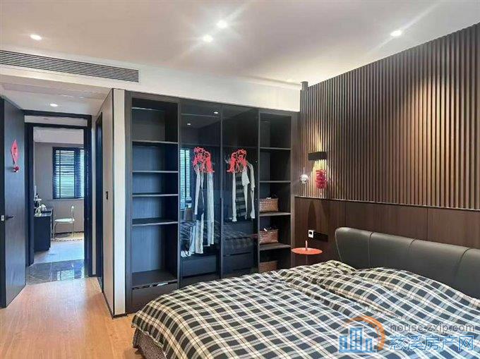 佳洲锦苑143平精装190万满两年