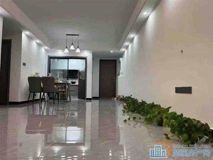 江滨江岸臻园高楼层143平150.8万精