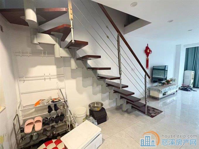 一品空间，朝北，精装修上下复式