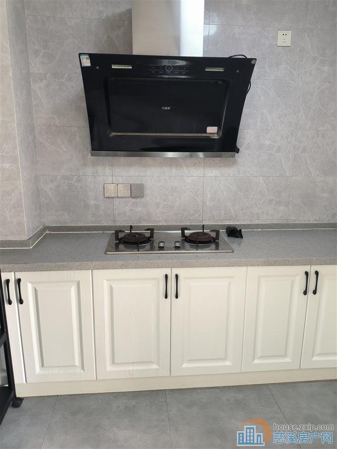 天誉华府143平精装四室包物业有车位