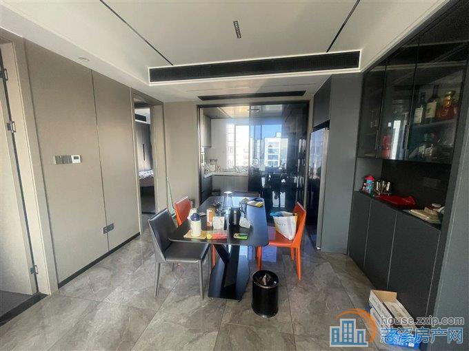 珑玥府112平188万精装修三居室