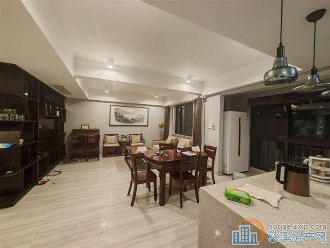 白金湾144平朝南2间半精装145万