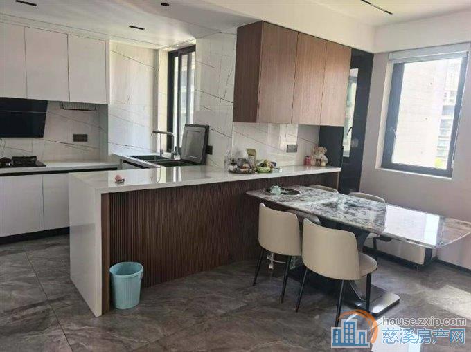 青樾府豪装168平车位一间