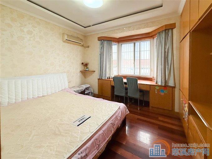 金东南苑136平93.8万送车库单价7千