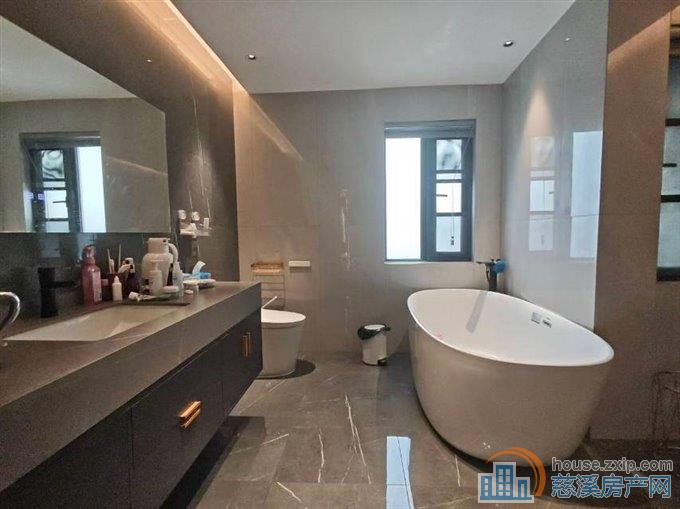 保利俯院江南洋房顶复175平365万