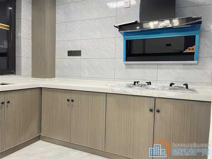 佳洲锦苑137平精装四室有车位3000元