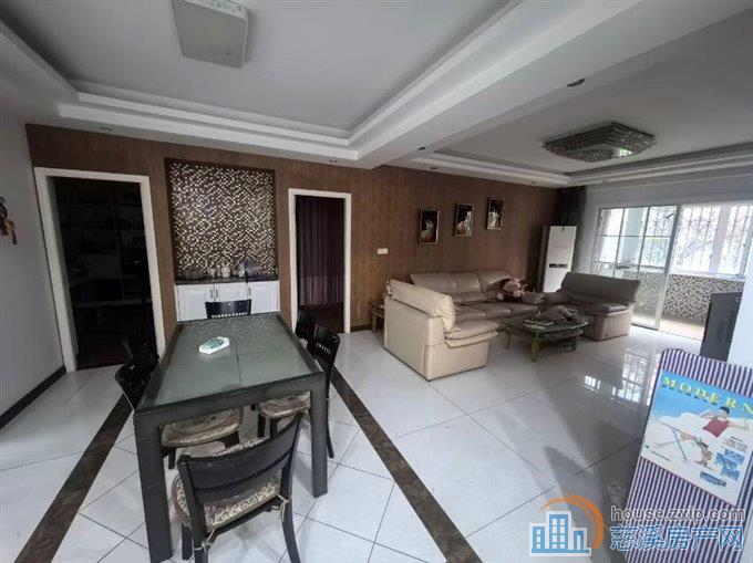 东兴苑二期一楼133平老精装车位储藏间