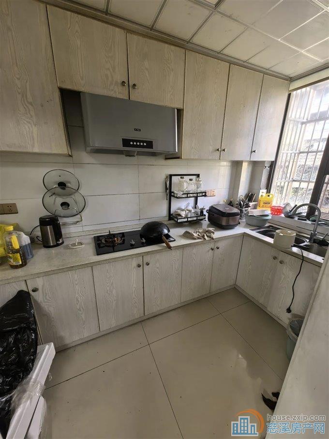 嘉景园124平99万送车位精装修