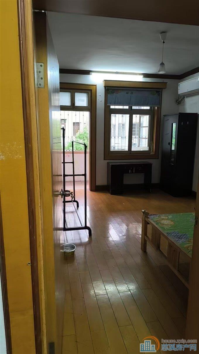 城东新村二楼三室1500元/月