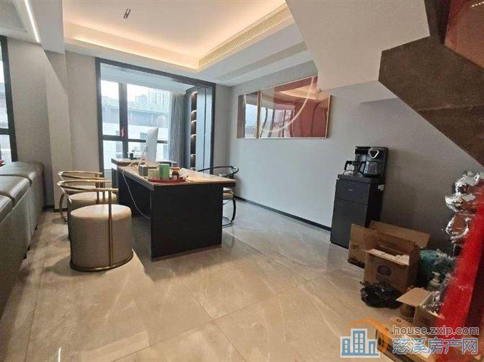 保利俯院江南洋房顶复175平365万