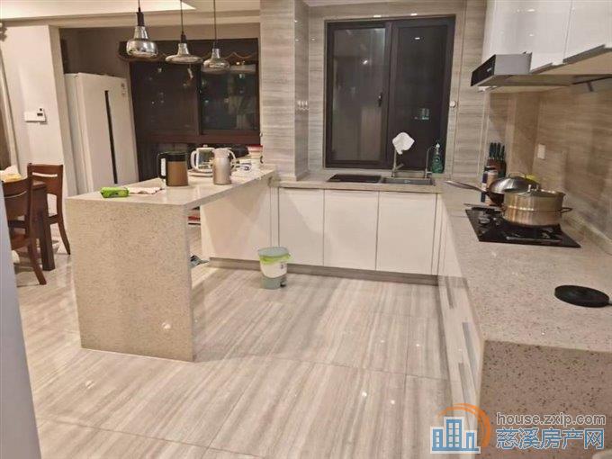 白金湾144平朝南2间半精装145万