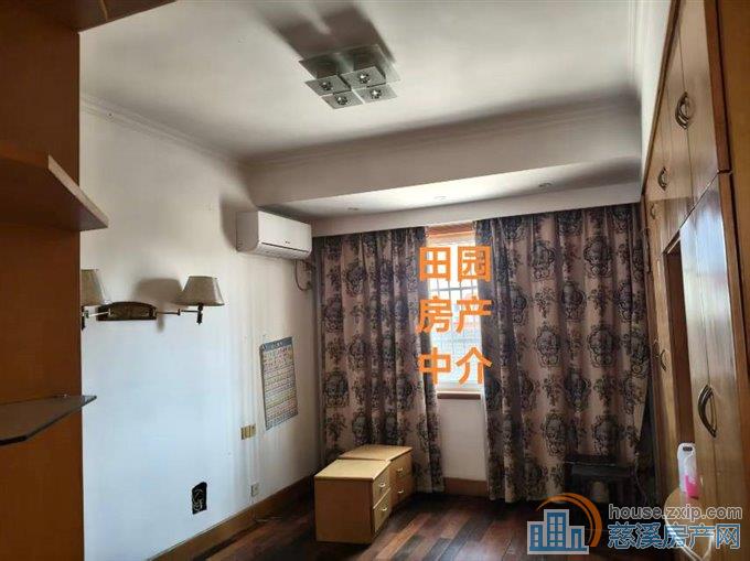 白云公寓中层四室三卫2300元/月