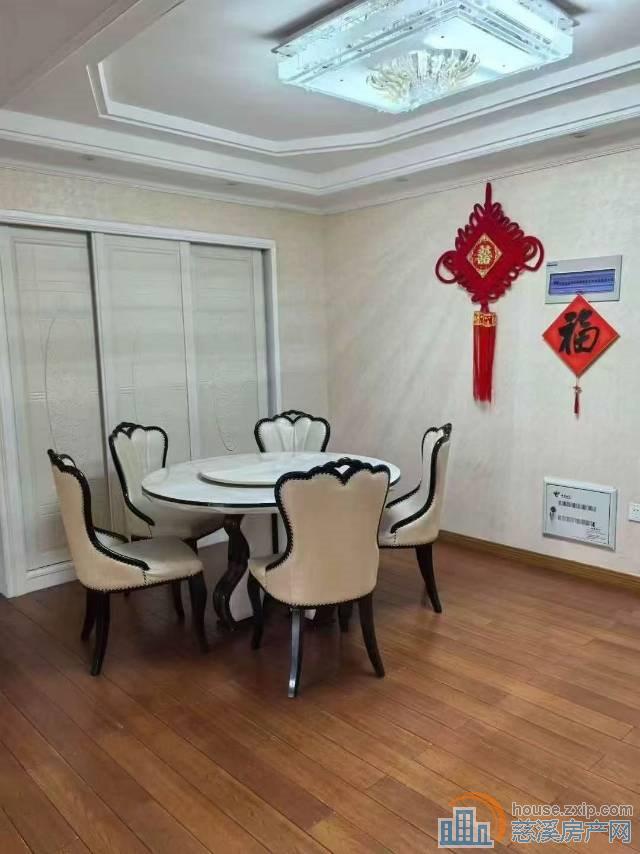 白金湾小区电梯房136平精装三室130万