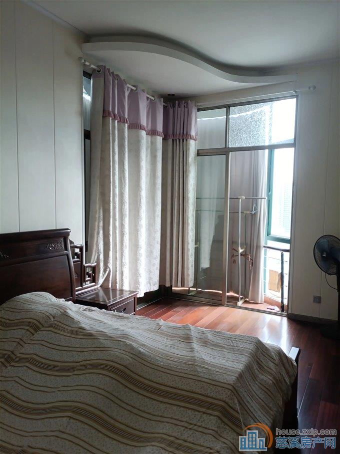 东方明珠城三室两厅两卫2500/月