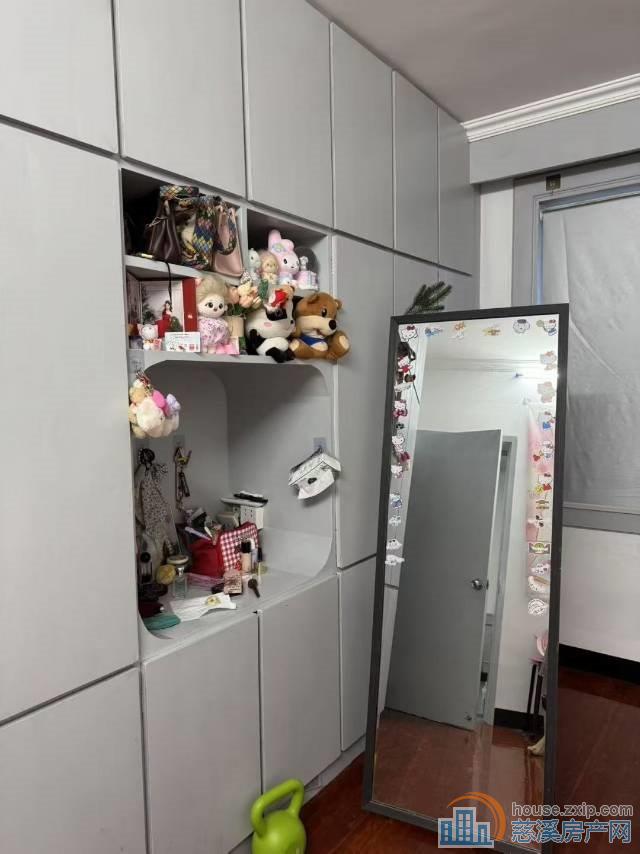 新城中心车库上面的1楼89平精装73万