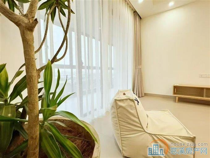 珑玥府三室两卫精装修车位一只4000元