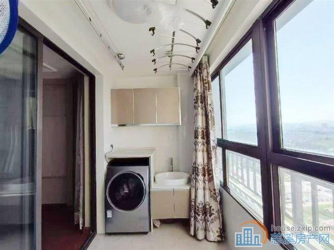 白金湾绿城物业136.3平145万婚装