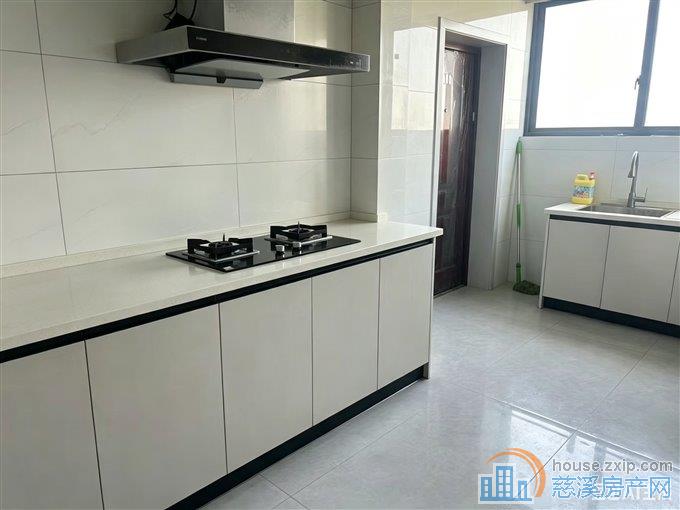 明月书苑观湖佳苑142平+车位储藏间精装